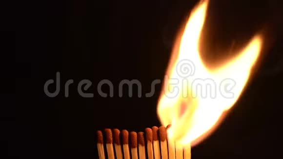 火柴棒燃烧火焰12根棍子视频的预览图
