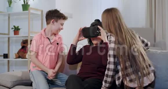 孙辈们和他们的奶奶玩得很开心她第一次给奶奶一个虚拟现实奶奶非常印象深刻视频的预览图