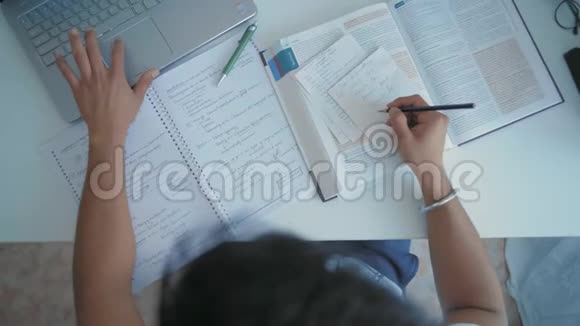 顶部视图印度学生计算机工作准备考试视频的预览图
