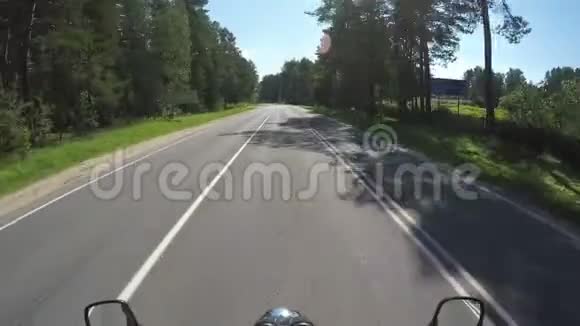 摩托车骑手在空路上行驶欣赏风景显示OK标志POV视频的预览图