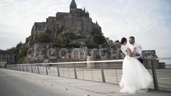 幸福新婚夫妇的美丽照片行动新娘穿着豪华礼服新郎穿着白色衬衫视频的预览图