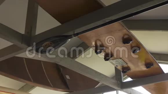一个桨和木板装饰天花板视频的预览图