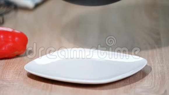 餐馆的厨师把炒菜放在盘子里视频的预览图