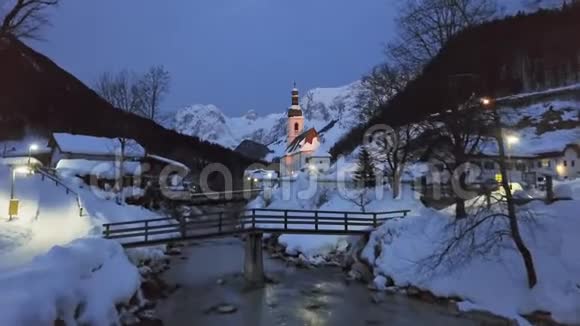德国贝希特斯加登拉姆索教堂的冬夜天线视频的预览图