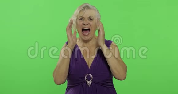 一位老年妇女大声喊叫老奶奶笑了铬键视频的预览图