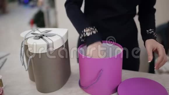 女人把钱转给卖家卖家特写给一个女人一盒圣诞装饰品视频的预览图