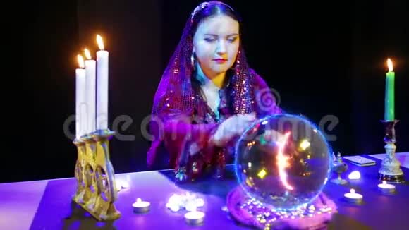 一个在魔法沙龙的吉普赛女人正在猜一个水晶球里面出现了一个欧元符号视频的预览图