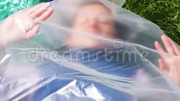 女人躺在塑料袋里塑料污染视频的预览图