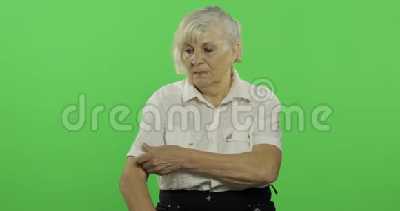 一位老妇人调整着衣服微笑着铬键视频的预览图