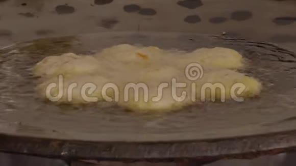 用热油煎锅里的扁面饺子视频的预览图