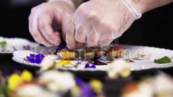 在餐饮男性的手准备大量的食物与装饰视频的预览图