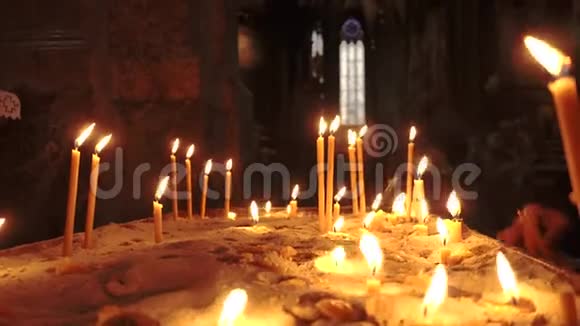 奥地利维也纳圣斯特凡教堂点燃蜡烛视频的预览图