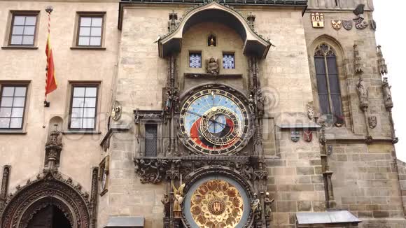 布拉格天文钟或布拉格奥罗吉是一只中世纪钟位于捷克首都布拉格视频的预览图