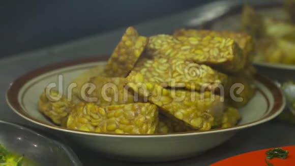 一盘装满玉米脆饼的盘子视频的预览图