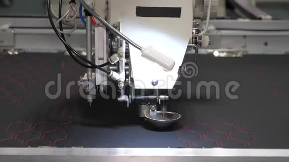 机器人与数控工程缝纫生产线机器人缝纫机电脑控制缝纫机自动自动自动视频的预览图