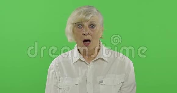 一位老妇人表现出惊讶惊讶铬键视频的预览图