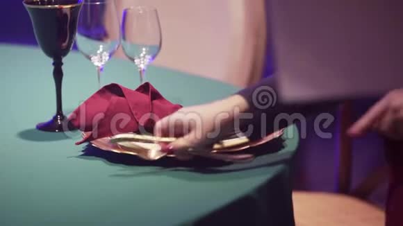 女的手在餐馆里摆满了绿桌布和眼镜视频的预览图