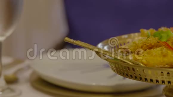 一个圆形金属蛋糕盘里的油炸烹饪菜肴视频的预览图
