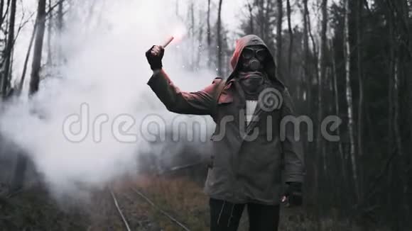 戴着防毒面具的人站在铁路上手里拿着信号火视频的预览图