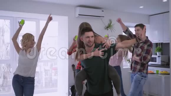 愉快的年轻跨国朋友在共享公寓里玩得开心跳舞享受家庭聚会的假期视频的预览图