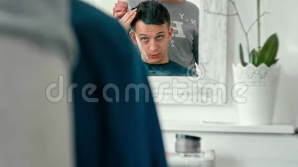 人的理发店中镜子中的反思与理发师理发视频的预览图
