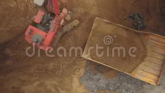 一台超移力挖掘机掘进时的空中射击视频的预览图