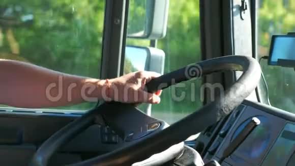 在乡间道路上男性司机举起方向盘开着卡车他控制着卡车视频的预览图