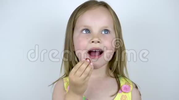 一个三岁的小女孩吃草莓视频的预览图