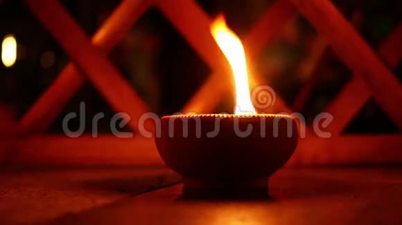 泰国兰纳的PhangPrateep或传统的砰砰烛台为佛陀供奉兰纳的传统点灯视频的预览图