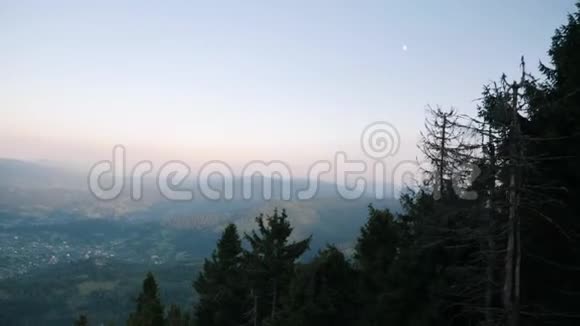 令人难以置信的山景与乡村日落喀尔巴阡山在黄昏的夏天美丽的山峦视频的预览图