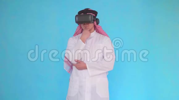 虚拟现实眼镜中的阿拉伯男子视频的预览图