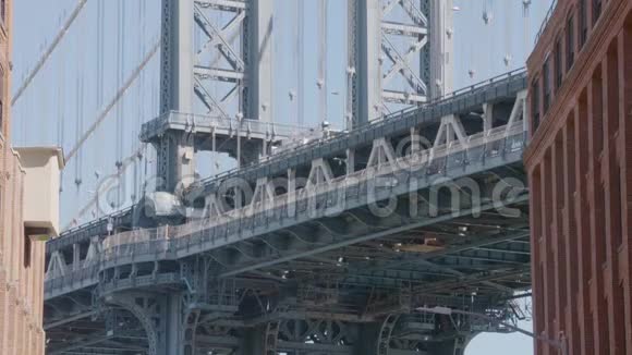在布鲁克林桥后面的长多莉视频的预览图