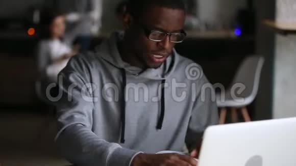 千禧一代非洲学生在咖啡馆用笔记本电脑读书视频的预览图