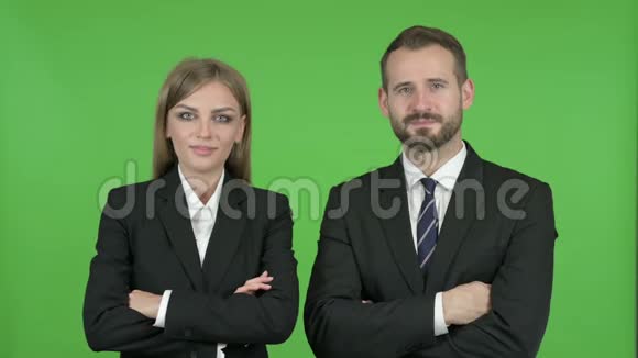 年轻的专业男性和女性双臂交叉站在色度键上视频的预览图
