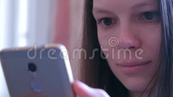 脸女人在智能手机上看书在线浏览网上冲浪视频的预览图