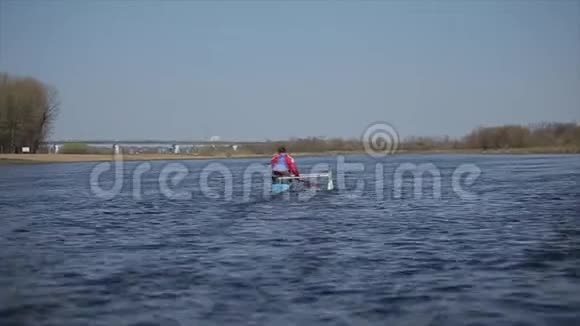 划独木舟在河上划桨运动员的后宽视野划艇划艇划艇培训做皮划艇人类航行视频的预览图