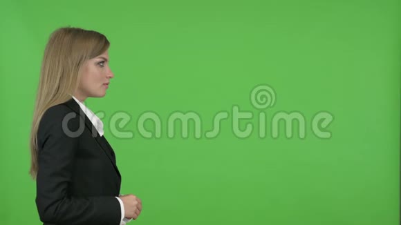 男性和女性商业专业人员握手对抗色度键视频的预览图