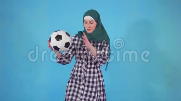 带着足球的穆斯林青年妇女视频的预览图