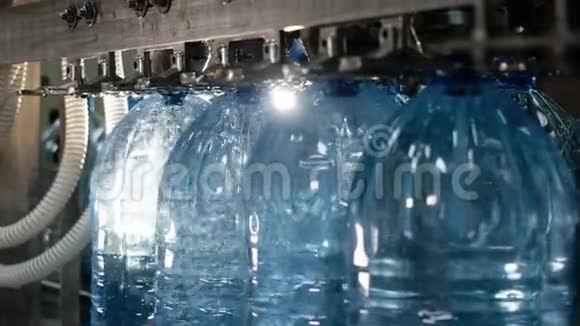 塑料容器厂饮用水生产线视频的预览图