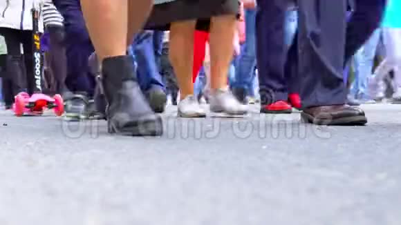 许多腿沿着人行道行走视频的预览图