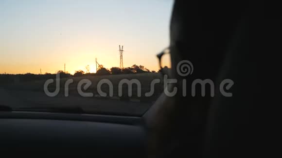 夕阳西下坐在车里看窗外的小胡子视频的预览图