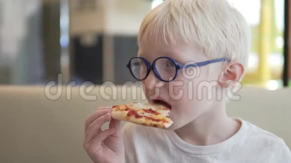 帅哥吃披萨视频的预览图