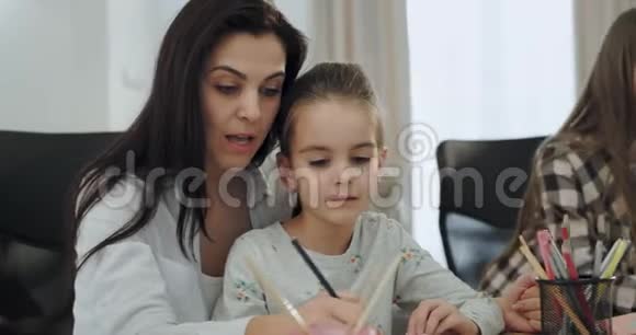 一位有魅力的成熟母亲放学后和孩子们在一起聊天的样子视频的预览图