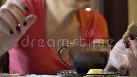 关上杯子里的咖啡女人40多岁的早晨例行公事舒适生活4k视频的预览图