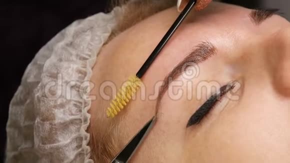 一个漂亮年轻女人的特写脸眉毛后眉形矫正程序微出血永久性视频的预览图