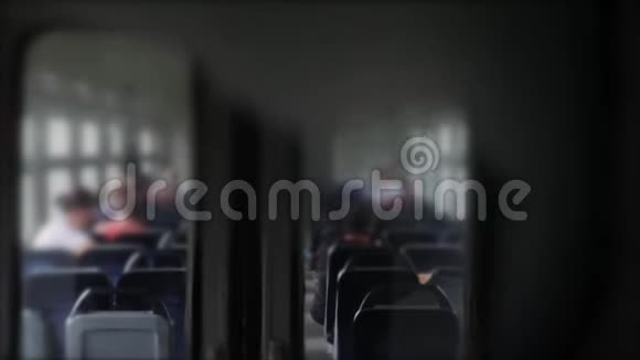 高速城市列车通过窗口走廊模糊的内部视图乘火车旅行的人视频的预览图