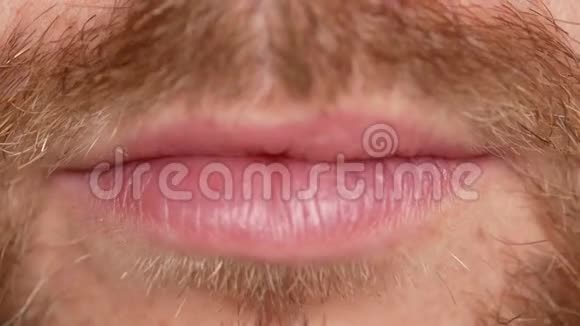 牙齿的特写一个男人在两颗牙齿上露出假牙视频的预览图