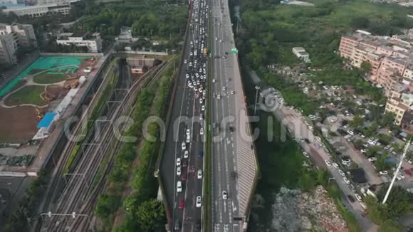 无人机飞过交通堵塞形成的公路视频的预览图