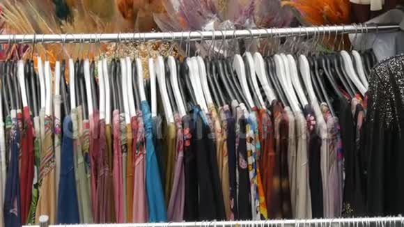各种各样的女人衣服挂在服装店的衣架上时尚及购物概念视频的预览图