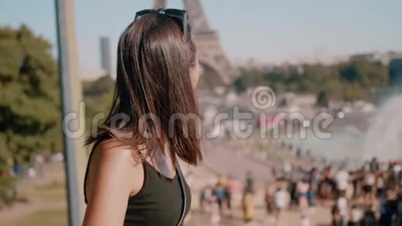 在巴黎埃菲尔铁塔享受时光视频的预览图